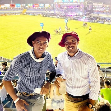Enzo Díaz, con vestimenta de campo, en el Festival de Jesús María, junto a su amigo el productor ganadero Juan Cruz Monguillot