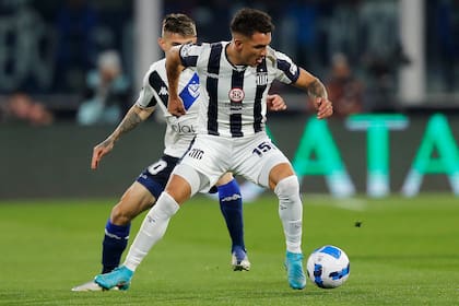 Enzo Díaz, perseguido por Orellano