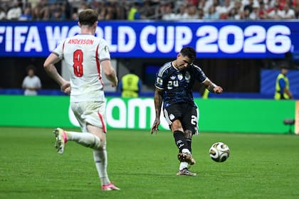 Enzo Fernández abrió su pie derecho y empató el partido para la selección argentina