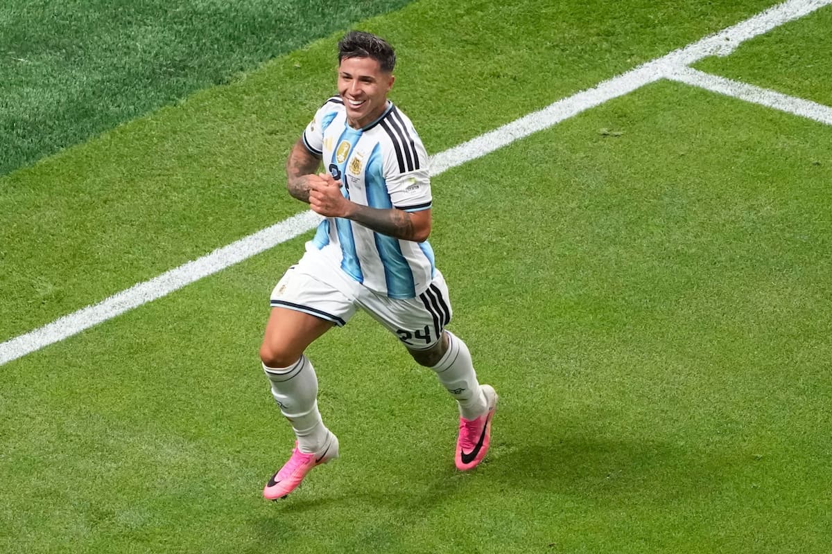 Enzo Fernández acaba de convertir el tercer gol de Argentina e inicia su festejo