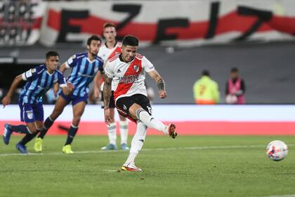 Enzo Fernández anota, de penal, el 1-0 de River ante Atlético Tucumán
