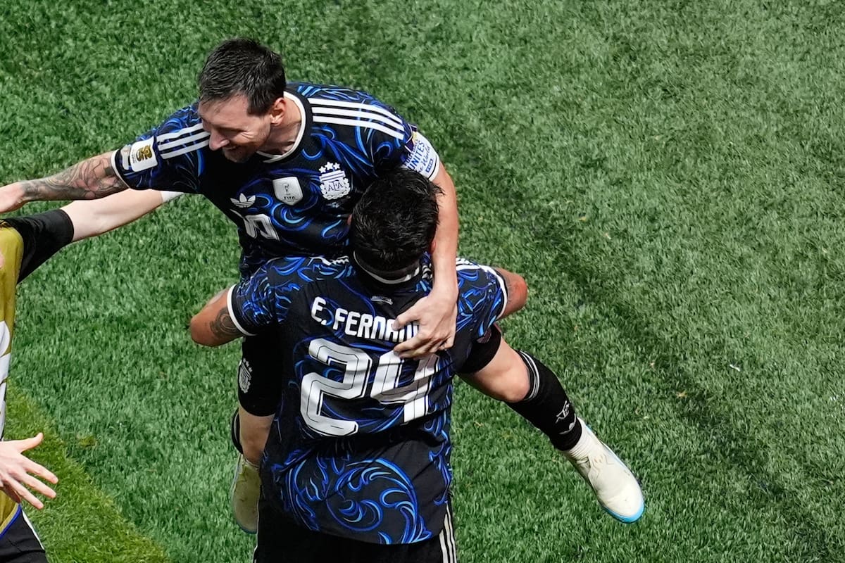 Enzo Fernández carga a Lionel Messi durante el festejo del gol de Lautaro Martínez ante Inglaterra e