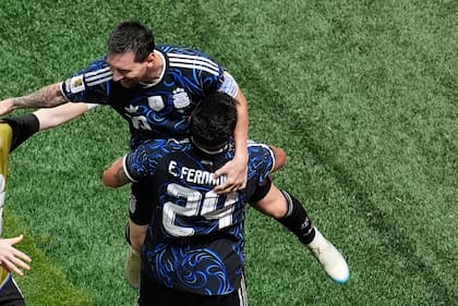 Enzo Fernández carga a Lionel Messi durante el festejo del gol de Lautaro Martínez ante Inglaterra en la semifinal mundialista disputada el miércoles 15 de julio de 2026 (AP Foto/Mike Stewart)