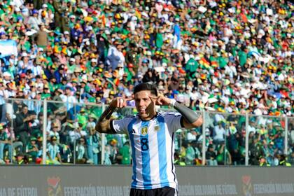 Enzo Fernández celebra su tanto, el primero de la selección argentina que goleó a Bolivia por 3-0, en La Paz