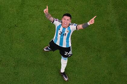 Enzo Fernández celebra tras anotar el segundo gol de Argentina en la victoria 2-0 ante México en el partido por el Grupo C del Mundial