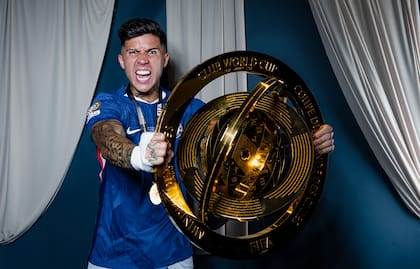 Enzo Fernández, con el trofeo de campeón del Mundial de Clubes
