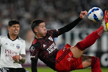 Enzo Fernandez con la camiseta de River en la Copa Libertadores 2022 y ante Colo Colo
