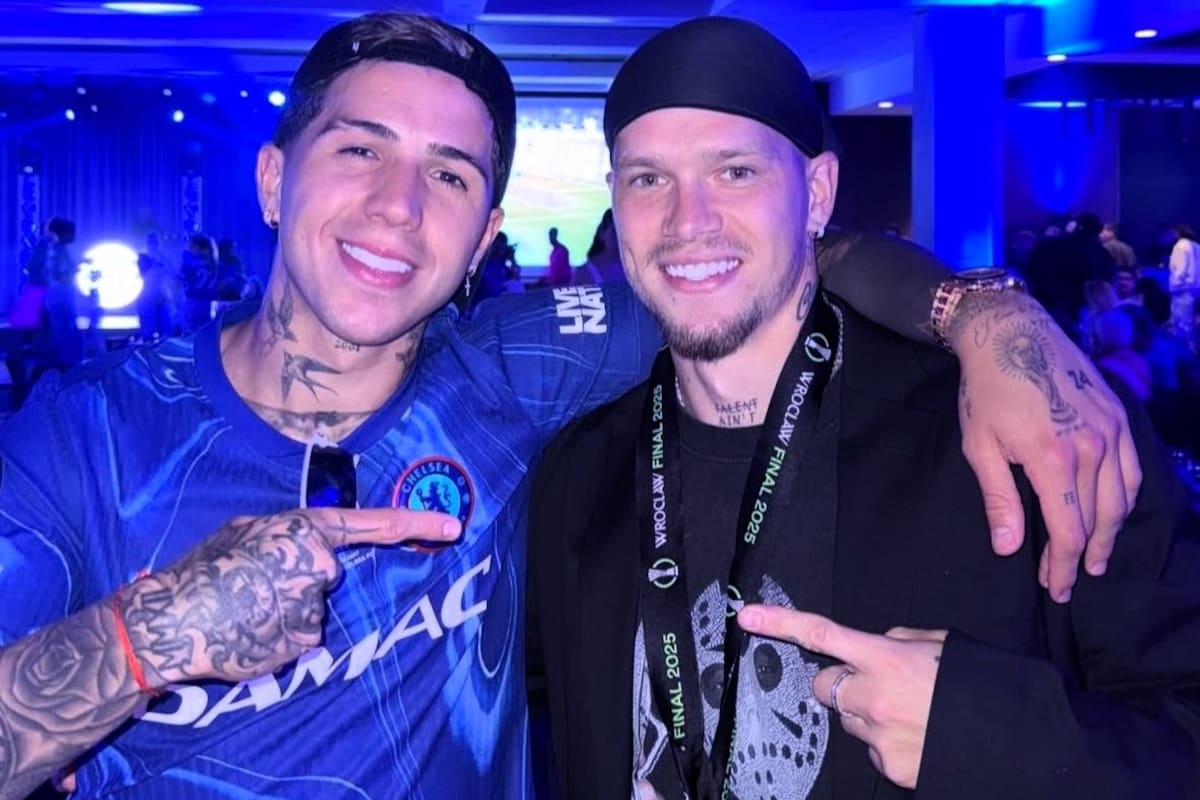 Enzo Fernández con Mykhaylo Mudryk, durante los festejos de Chelsea en la Conference League