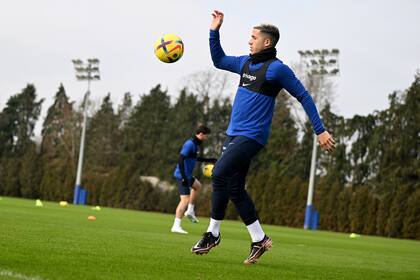 Enzo Fernández durante un entrenamiento de Chelsea; el ex mediocampista de River y Benfica debutará en la Champions League con su nuevo club ante Borussia Dortmund, por los octavos de final