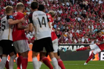 Enzo Fernández empalmó una volea impecable para su primer gol con la camiseta de Benfica