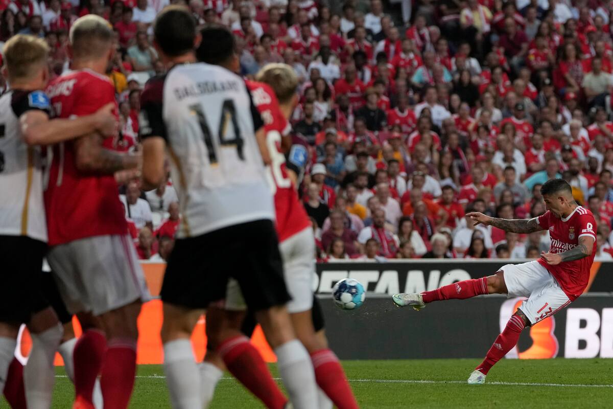 Enzo Fernández empalmó una volea impecable para su primer gol con la camiseta de Benfica