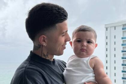 Enzo Fernández en compañía de su beba Olivia en Miami
