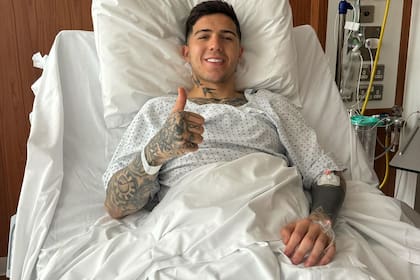 Enzo Fernández en el hospital, luego de la operación