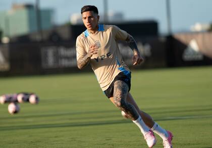 Enzo Fernández, en el predio de Inter Miami, donde se entrena la selección argentina mayor para disputar la Copa América; Chelsea no estaría dispuesto a ceder al volante para París 2024.
