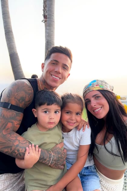 Enzo Fernández en una postal familiar junto a Valentina Cervantes y sus hijos, Olivia (6) y Benjamín (2) en Ibiza