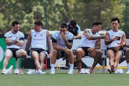 Enzo Fernández en una ronda de mates en un alto en el entrenamiento con Messi, De Paul, Lautaro y Lisandro Martínez, después del debut triunfal en el Mundial