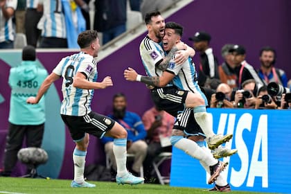 Enzo Fernández festeja su gol ante México, el segundo de la Argentina, junto con Julián Álvarez y Lionel Messi
