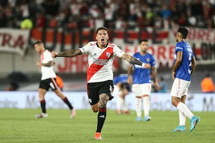 Enzo Fernández festeja su gol, el segundo de River frente a Argentinos Juniors en un duelo emotivo de principio a fin