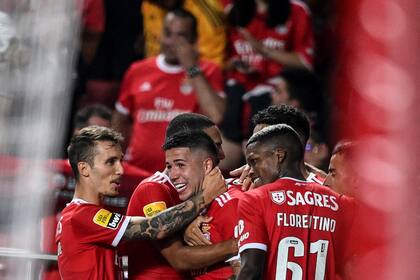 Enzo Fernández festeja su gol frente Arouca, rodeado del júbilo de sus compañeros