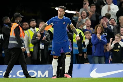 Enzo Fernandez festeja su primer gol con la casaca de Chelsea