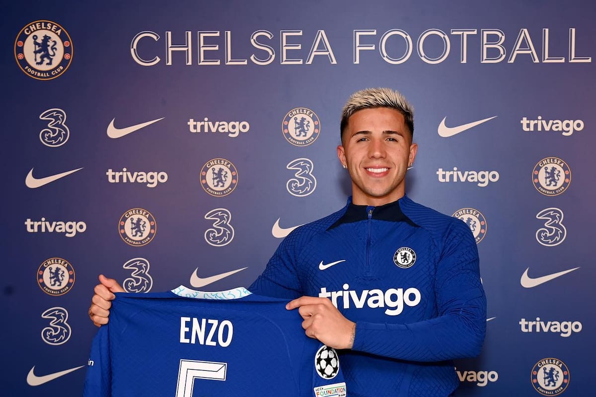 Enzo Fernández fue presentado en Chelsea, pero todavía no entrenó con sus nuevos compañeros del equipo inglés