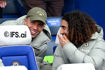 Enzo Fernández junto con Cucurella, en el banco de Chelsea (Photo by Darren Walsh/Chelsea FC via Getty Images)
