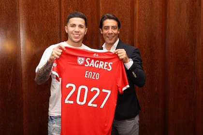 Enzo Fernández junto con el presidente de Benfica, Rui Costa, durante su presentación como refuerzo del equipo portugués