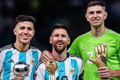 Enzo Fernández, Lionel Messi y Dibu Martínez posan para la foto, con sus respectivos premios individuales por su inolvidable actuación en el Mundial Qatar 2022