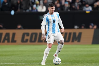 Enzo Fernández llegó a vestir la nueva camiseta de la selección argentina en el 3-0 sobre El Salvador en un amistoso en Filadelfia; si no evoluciona de su hernia inguinal, puede llegar a no disputar la Copa América entre junio y julio.