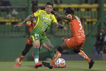 Enzo Fernández maniobra en el 3-0 sobre Delfín; Defensa y Justicia la tiene difícil, en caso de superar a Olimpia el próximo miércoles se le allanará el camino.
