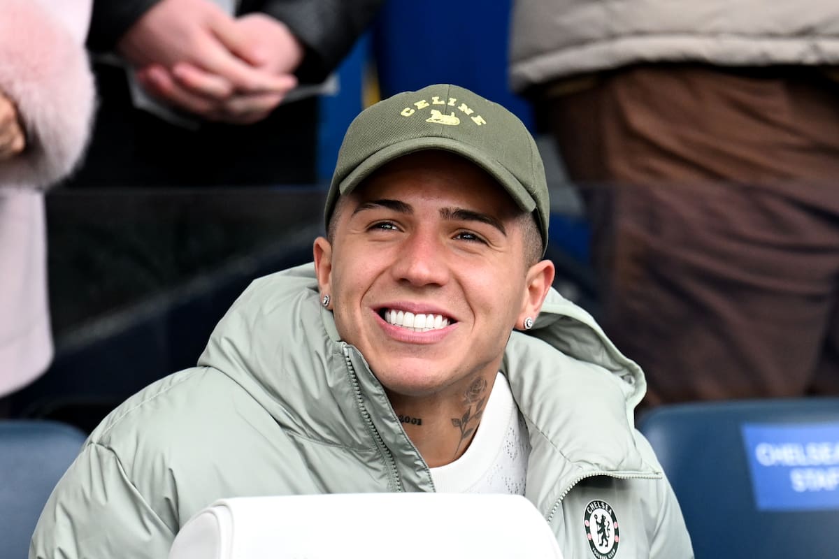 Enzo Fernández, pese a la suspensión de su club, se mostró sonriente como espectador en Stamford Bridge