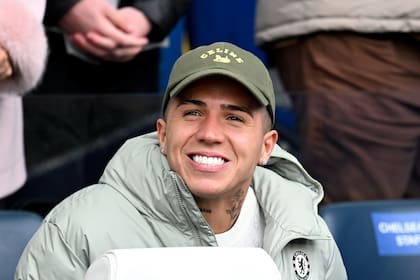 Enzo Fernández, pese a la suspensión de su club, se mostró sonriente como espectador en Stamford Bridge