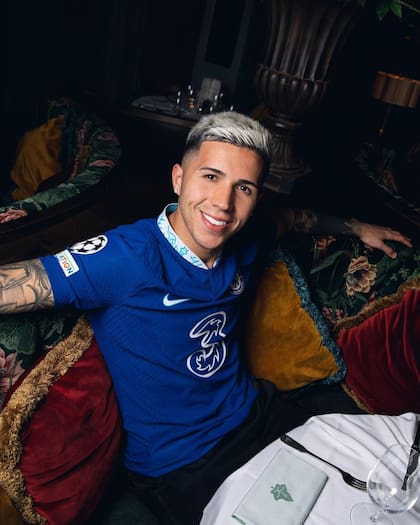 Enzo Fernández posando con la camiseta del Chelsea