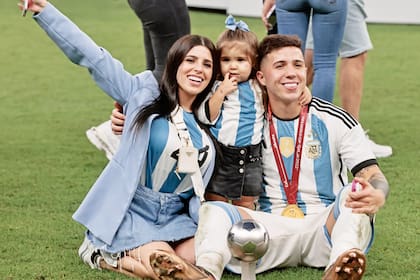 Enzo Fernández –que recibió el trofeo al Mejor Jugador Joven del Mundial– celebró con su mujer, Valentina Cervantes, y su hija Olivia (3).