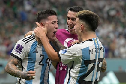 Enzo Fernández, que será titular, festeja su gol frente a México en el Mundial 2022, con 'Licha' Martínez y Di María