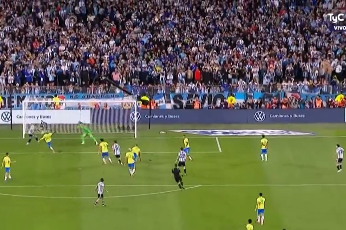 Enzo Fernández recibe el centro de Molina y convierte el 2-0 de Argentina ante Brasil luego de 33 toques y una posesión de más de un minuto. Un fiel reflejo de la selección de Scaloni