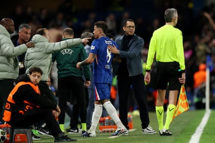 Enzo Fernández rumbo al vestuario, saludado por el DT Liam Rosenior: Chelsea vive un momento crítico