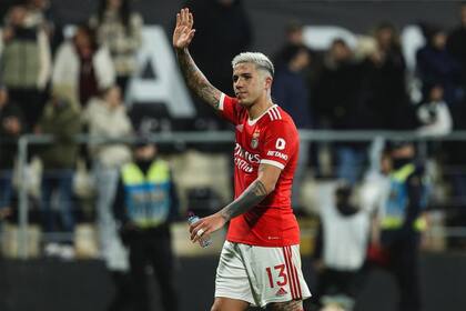 Enzo Fernández saluda a la hinchada de Benfica, que lo disfrutó menos de un año
