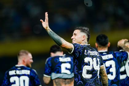 Enzo Fernández saluda luego de su gol, el primero de la selección en la Bombonera ante Mauritania