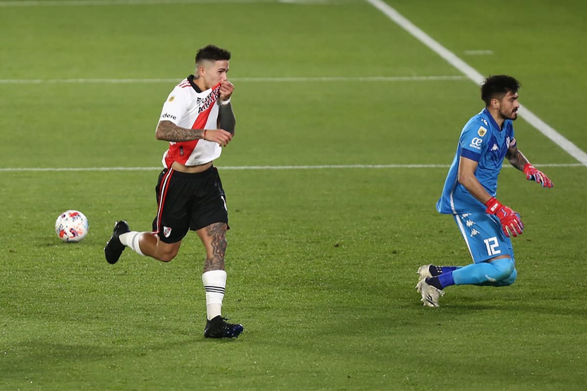 Enzo Fernández se besa el escudo, luego de abrir el marcador, de penal, para River
