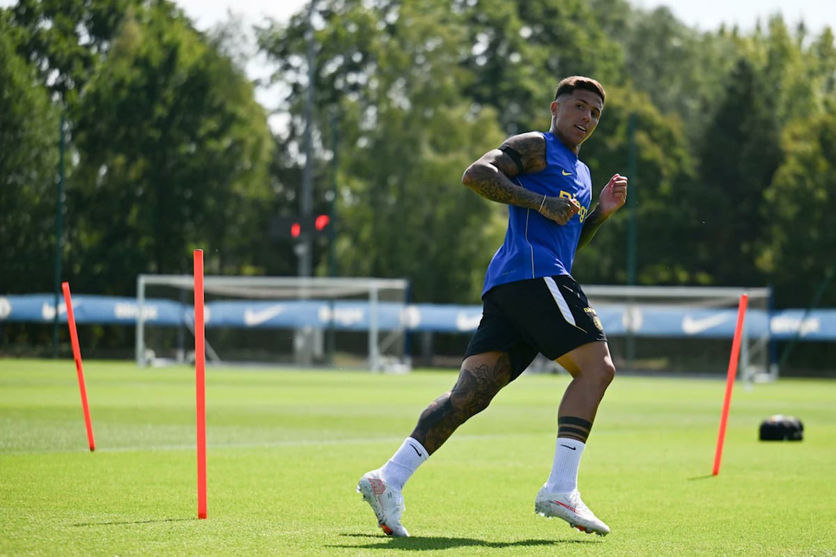 Enzo Fernández se incorporó este martes a las prácticas de Chelsea