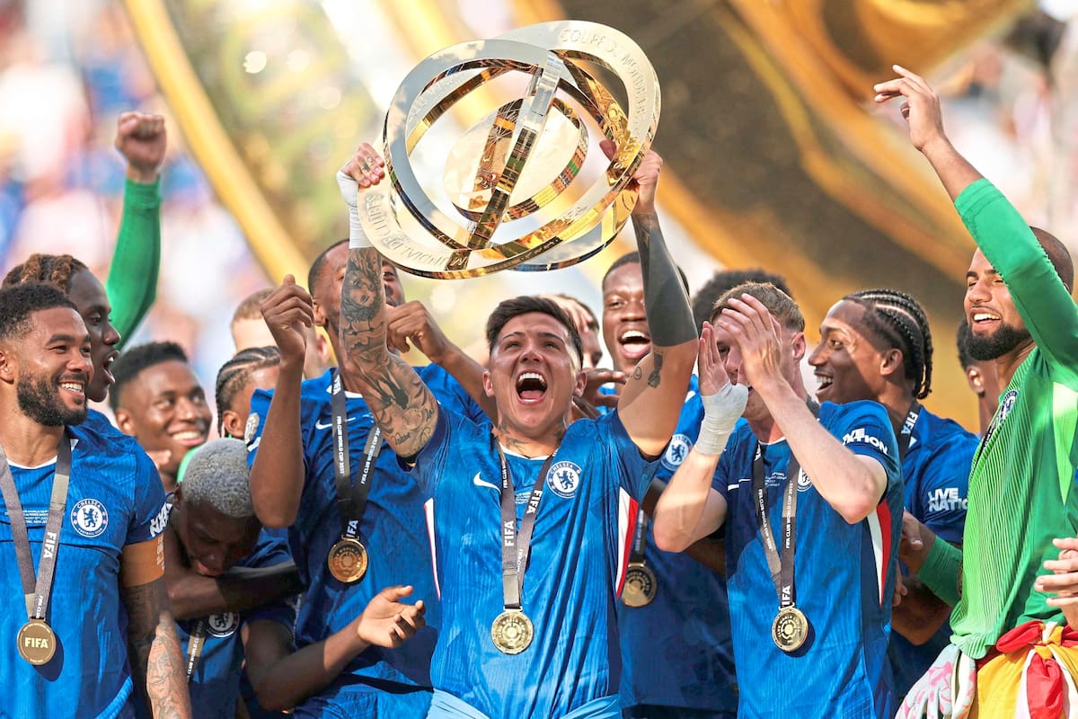 Enzo Fernández, segundo capitán de Chelsea, levanta el trofeo del Mundial de Clubes; el argentino sumó un nuevo título a su gran carrera