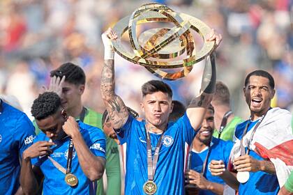 Enzo Fernández sostiene el trofeo del Mundial de Clubes luego de que Chelsea se impusiera por 3 a 0 ante Paris Saint-Germain