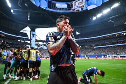 Enzo Fernández, un abanderado que podría heredar la camiseta N° 10 que dejará vacante Lionel Messi