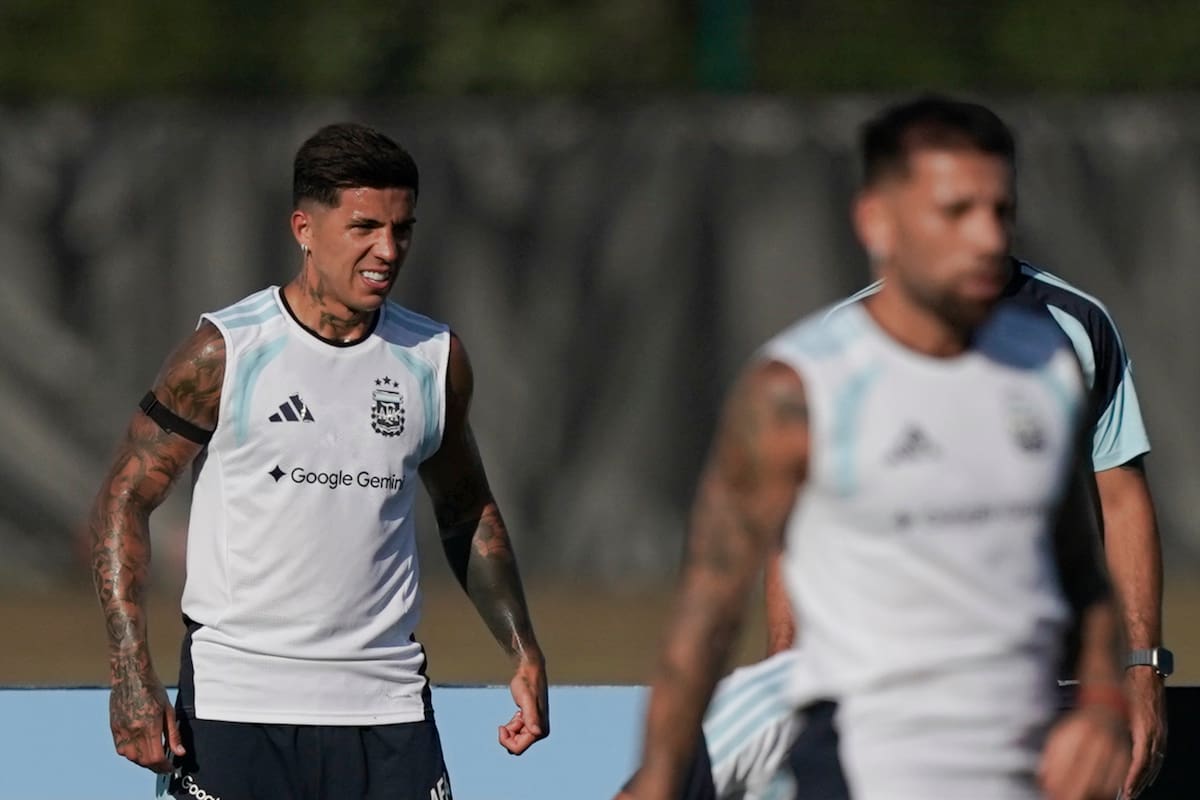 Enzo Fernández, una de las figuras de la selección, aparece en la órbita de Real Madrid; delante de él, Nicolás Otamendi, que acordó con River antes del Mundial.