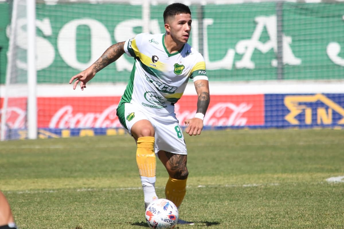 Enzo Fernández, volante de Defensa y Justicia