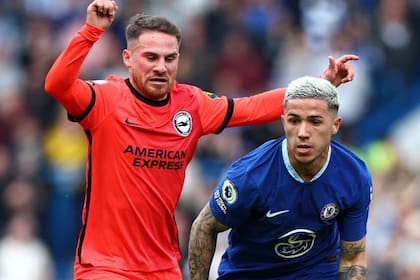 Enzo Fernández y Alexis Mac Allister se cruzan durante el primer tiempo de Chelsea - Brighton, por la Premier League.