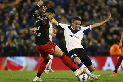 Enzo Fernández y Jara traban por la pelota