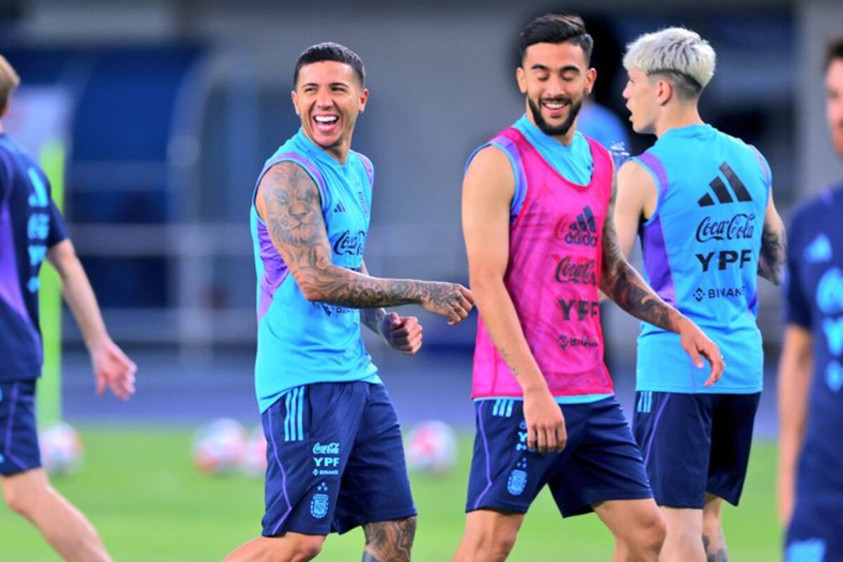 Enzo Fernández y Nicolás González, en el entrenamiento de la selección en Pekin