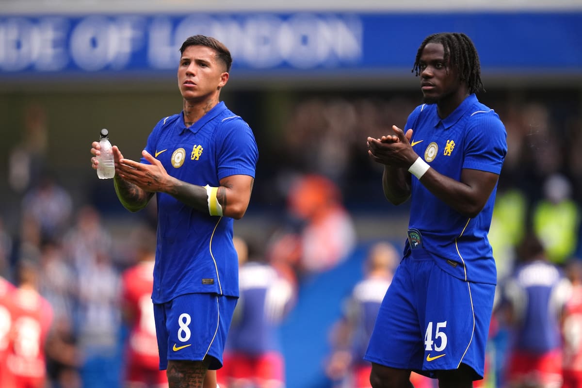 Enzo Fernandez y Romeo Lavia del Chelsea aplauden a los aficionados tras el silbatazo final al final